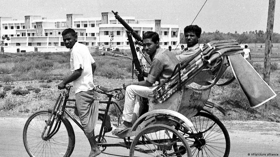 Armed East Pakistani fighters head for the combat zone in Pediac, Jessore, East Pakistan on 2 April 1971 (photo: AP/picture-alliance)