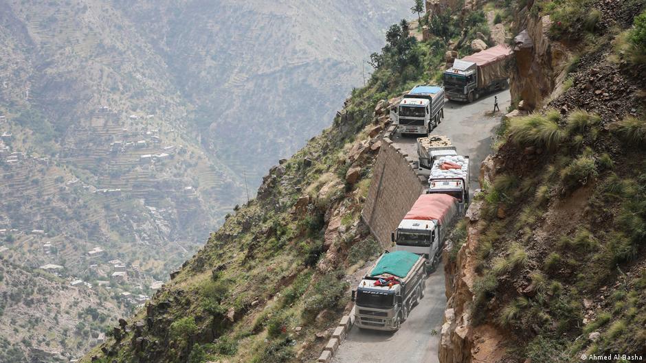 الشاحنات أيضا تسلك الطرق الجبلية الوعرة والخطرة في تعز  في اليمن ومعرضة لخطر الانزلاق في المنحدرات والمنعطفات.