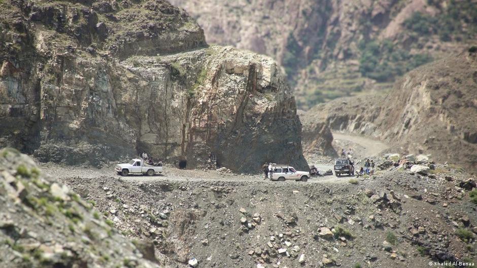 التنقل عبر الطرق الجبلية الوعرة في محافظة تعز في اليمن أصبح خطرا جدا ويستغرق وقتا طويلا جدا. Jemen Die gefährlichen Straßen der Stadt Taiz FOTO DW 3
