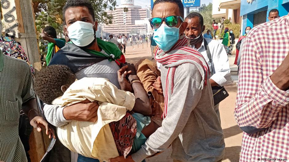 السودان - جرحى أصيبوا في مظاهرة ضدَّ الانقلاب العسكري في الخرطوم. Verletzte bei Protesten gegen den Militärputsch im Sudan; Foto: AFP/Getty Images