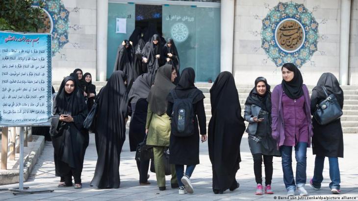 Female students on the campus of the University of Tehran (photo: Bernd von Jutrczenka/dpa)