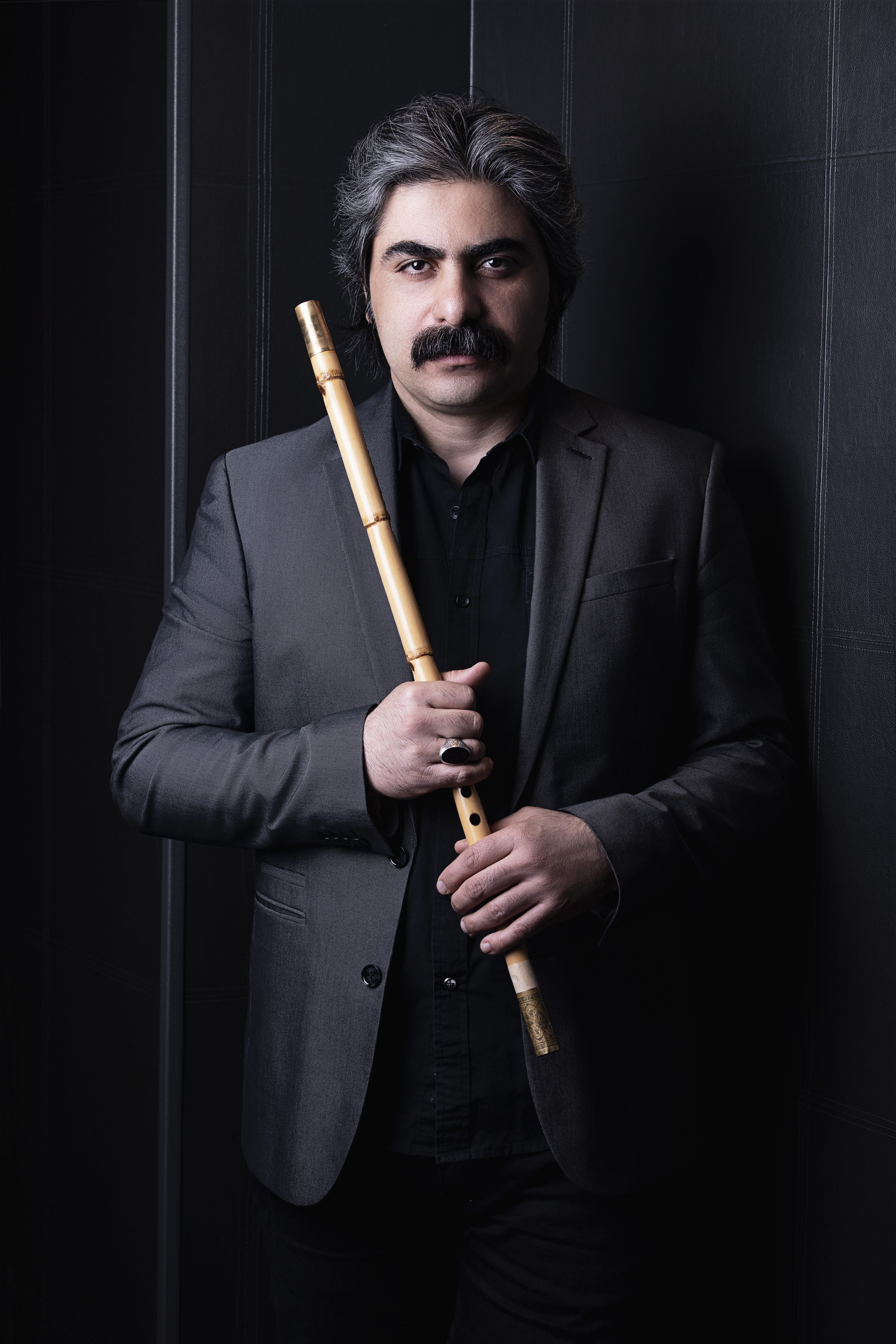  Shaho Andalibi ist ein iranisch-kurdischer Musiker, der als Spieler der Längsflöte Nay und als Sänger hervorgetreten ist.(Foto: Nina Kebriaee)