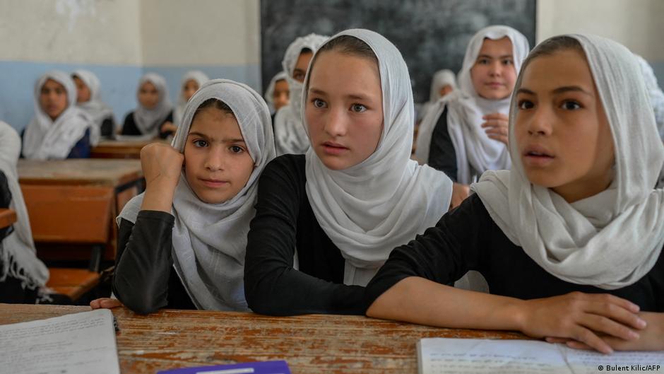 فتيات أفغانيات في قاعة الدراسة. Afghan girls in a classroom (photo: Bulent Kilic/AFP)