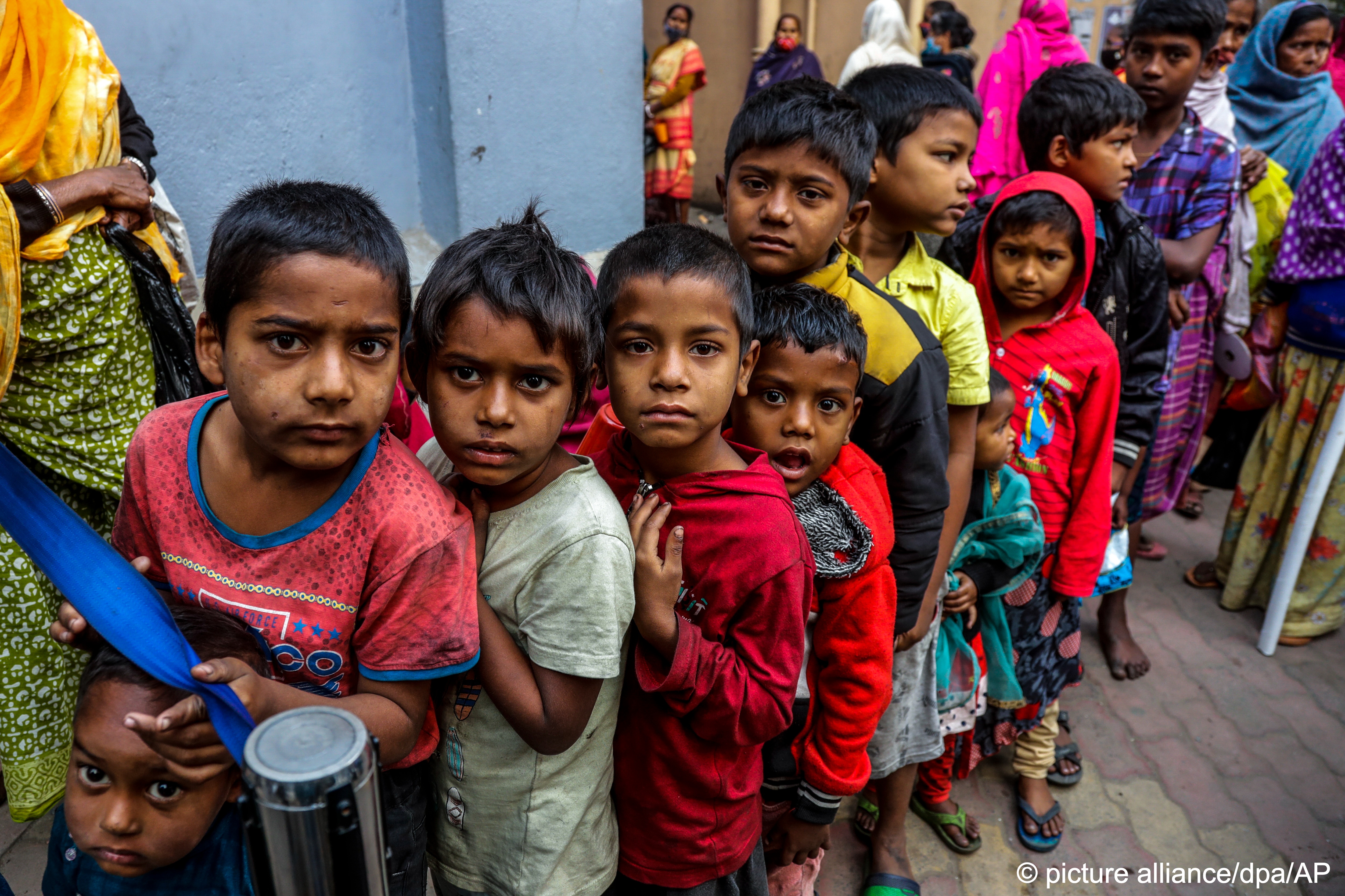 Obdachlose Kinder in Indien stehen Schlange, um eine Morgenmahlzeit von den Missionaries of Charity, einem von Mutter Theresa gegründeten Orden, zu erhalten; Foto: picture alliance/dpa/AP/Bikas Das