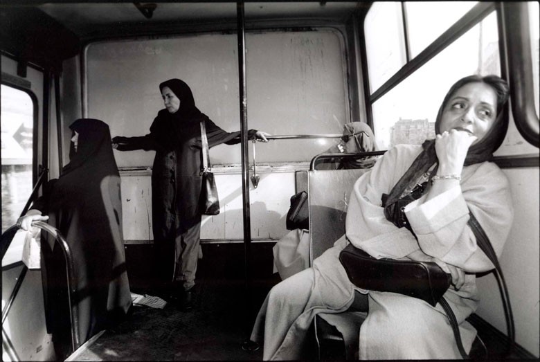 نساء راكبات في باصات النقل العام في طهران. Women travelling in the women-only section of a Tehran bus (photo: Farzaneh Khademian)