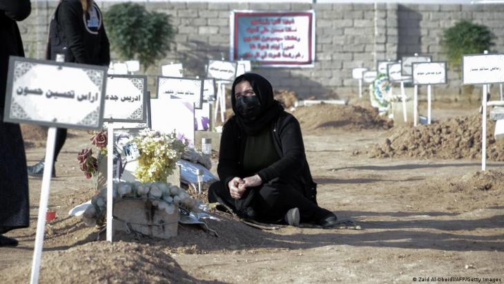 Grieving woman on the sidelines of a mass burial of Yazidi IS victims whose remains were not found until 2021 (photo: Zaid Al-Obeidi/AFP/Getty Images)