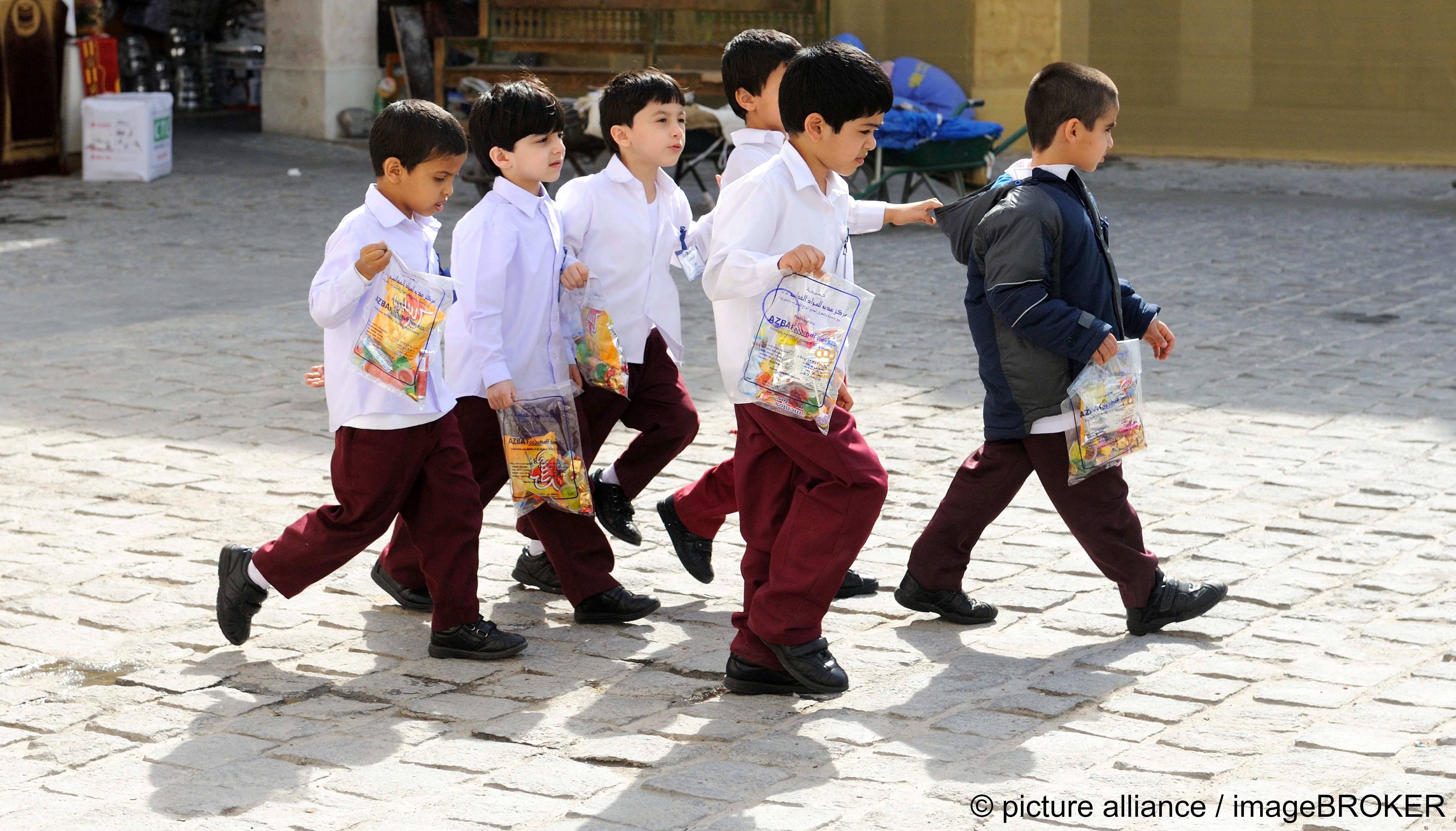تلاميذ مرتدون الزي المدرسي في الدوحة - قطر. 