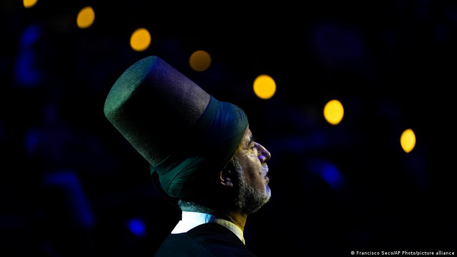 Fahri Ozcakil, sheikh of the Mevlevi order of whirling dervishes offers his prayers during a Sheb-i Arus ceremony, in Konya, central Turkey on Friday, Dec. 17, 2021. Every December the Anatolian city hosts a series of events to commemorate the death of 13th century Islamic scholar, poet and Sufi mystic Jalaladdin Rumi (photo: AP Photo/Francisco Seco)