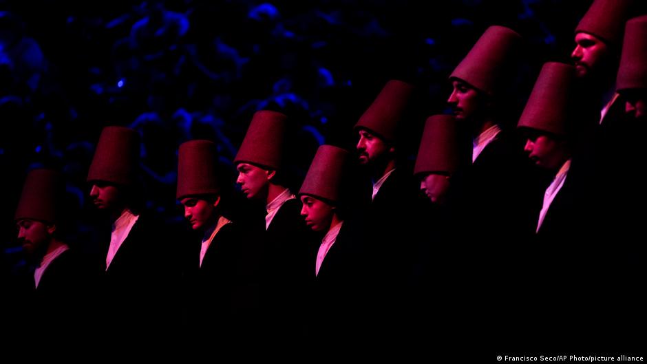 Whirling dervishes of the Mevlevi order recite prayers during a Sheb-i Arus ceremony in Konya, central Turkey on Friday, Dec. 17, 2021. Every December the Anatolian city hosts a series of events to commemorate the death of 13th century Islamic scholar, poet and Sufi mystic Jalaladdin Rumi. (AP Photo/Francisco Seco) The ceremony ends as it started, with the recital of prayers (photo: AP Photo/Francisco Seco) 