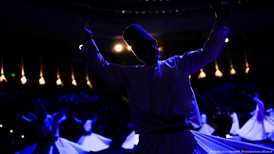 Whirling dervishes of the Mevlevi order perform during a Sheb-i Arus ceremony in Konya, central Turkey on Friday, Dec. 17, 2021. Every December the Anatolian city hosts a series of events to commemorate the death of 13th century Islamic scholar, poet and Sufi mystic Jalaladdin Rumi (photo: AP Photo/Francisco Seco)