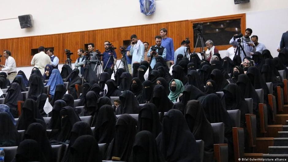 Weibliche Anhänger bei einer Taliban-Veranstaltung in der Universität Kabul am 9. September 2021; Foto: Bilal Guler/AA/picture-alliance