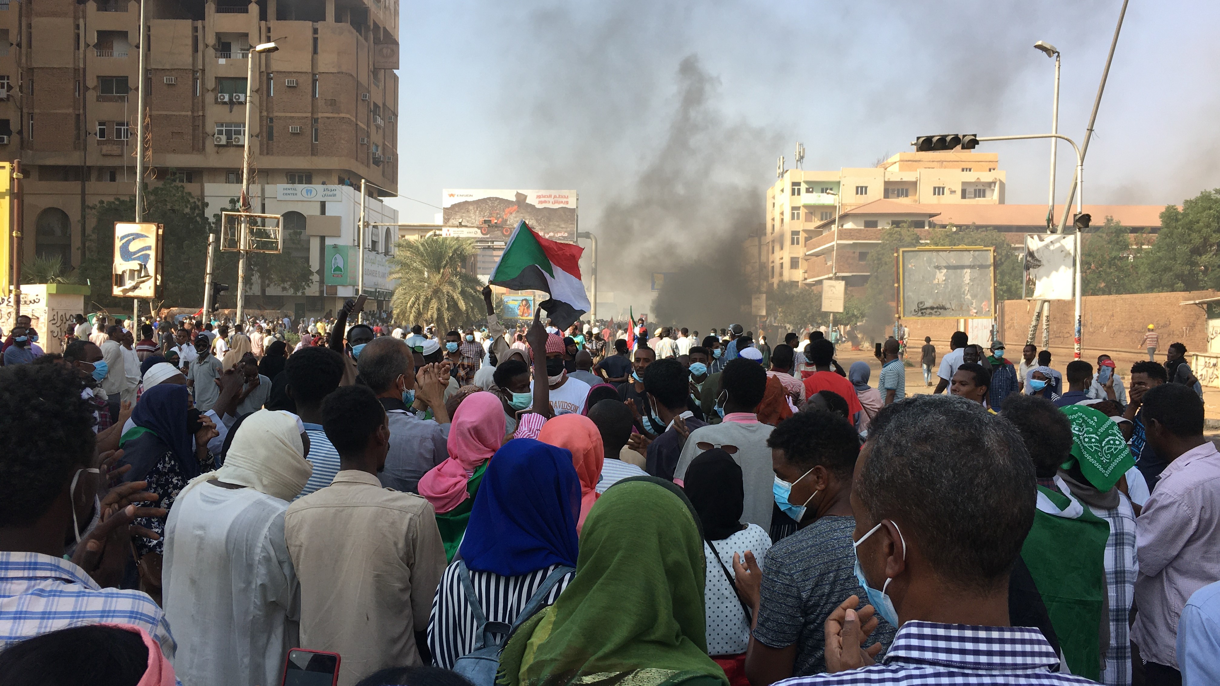 Demonstranten in der sudanesischen Hauptstadt Khartum marschieren zum Präsidentenpalast und fordern eine zivile Regierung. (Foto: Eduard Cousin)