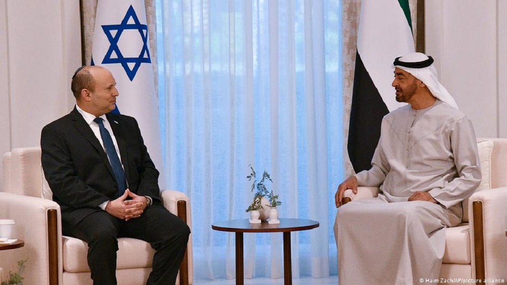 أول اجتماع علني على الإطلاق بين نفتالي بينيت ومحمد بن زايد آل نهيان ( 13 ديسمبر/ كانون الأول 2021) Israel PM Naftali Bennett besucht die VAE – hier mit Mohammed bin Zayed   (Photo: AP// picture alliance) 