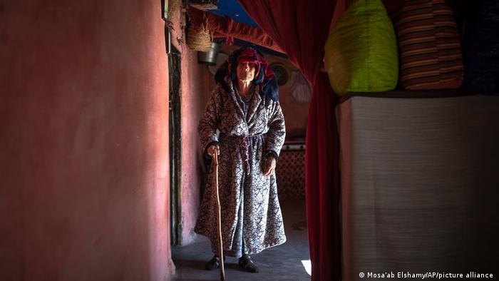 ثلوج حاصرت سكان قرية "تيمحضيت" المغربية 07 Aqli Fatima in ihrem Haus in Timahdite in Marokko AP Photo Mosa'ab Elshamy