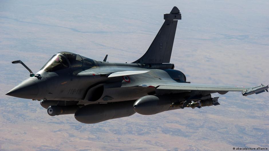 Handout file photo released by French army on 16 January 2013 showing a Rafale jetfighter coming from N'Djamena, Chad, refuelling before strikes on Islamist rebel forces in North Mali (photo: abaca/picture-alliance)