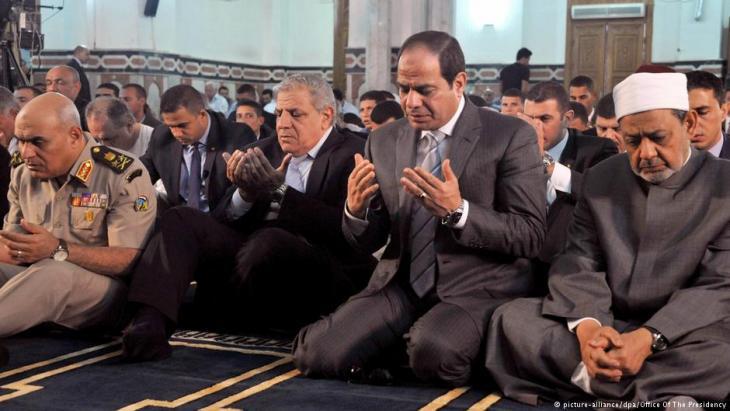 Egyptian President Abdul Fattah al-Sisi performing the morning Eid ul-Adha prayers alongside the Grand Imam of al-Azhar Ahmed al-Tayeb, Defence Minister Sedky Sobhy and Egyptian Prime Minister Ibrahim Mahlab at the al-Sayeda Safeya Mosque, Cairo, Egypt, on 4 October 2014 (photo: picture-alliance/dpa/Office Of The Presidency)   