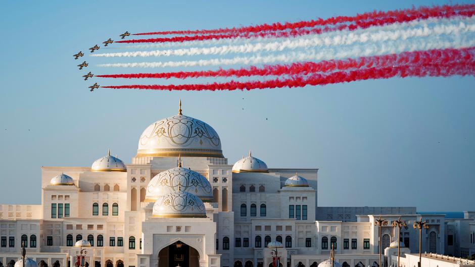  Kampfflieger fliegen in einer Formation über Abu Dhabi und zeigen die Farben der Türkei, rot und weiß, um die Bedeutung des Besuchs von Recep Tayyip Erdogan in den Vereinigten Arabischen Emiraten zu unterstreichen (photo: DHA).