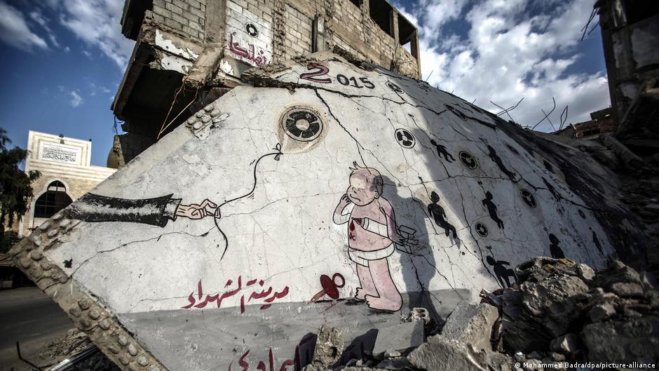A picture made available on 22 August 2016 showing a graffiti in memory of the chemical attack victims, Zamalka, outskirts of Damascus, Syria, 21 August 2016 (photo: Mohammed Badra/dpa/picture-alliance)