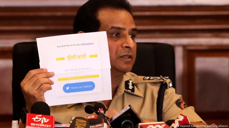 هيمانت ناجرالي قائد شرطة مومباي يعلن القبض على أشخاص على خلفية صلاتهم بتطبيق "بولي باي"
