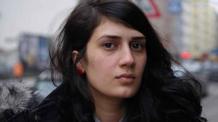 Die Autorin und Journalistin Fatma Aydemir; Foto: (detail) ©feski wikipedia/CC BY-SA 4.0