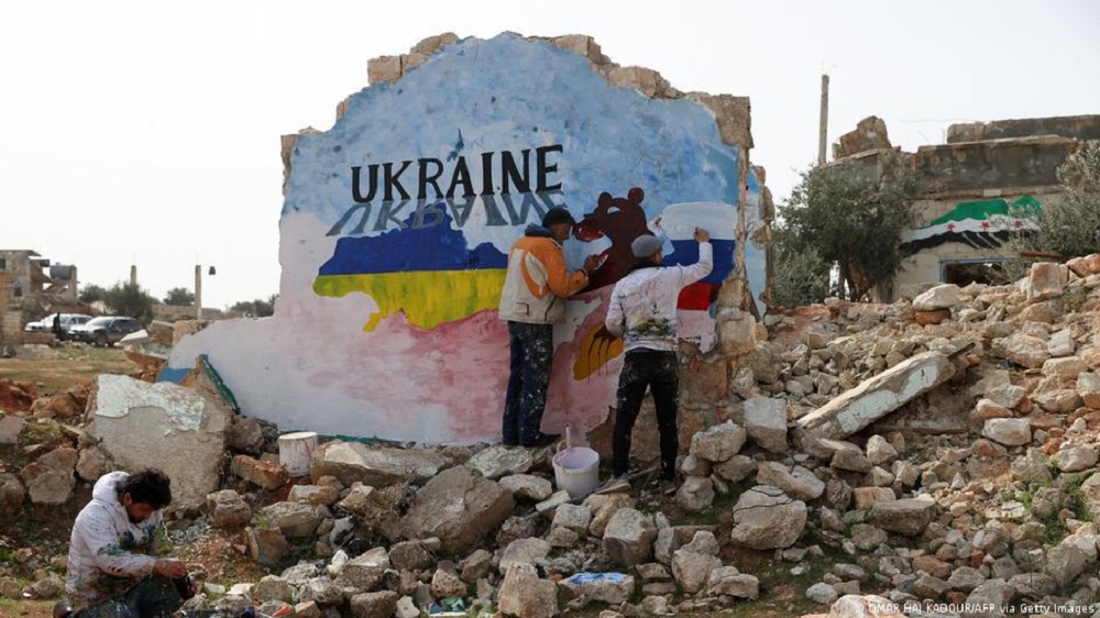 Solidarität mit der Ukraine in Idlib von den syrischen Künstler Aziz Asmar and Anis Hamdoun. (Foto: Omar Haj Kadour/AFP via Getty Images)