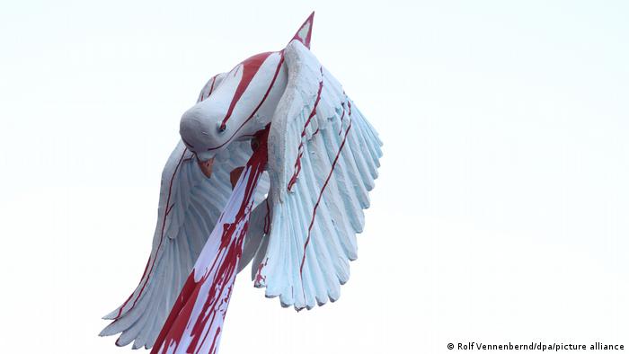 Bei der Friedensdemonstration in Köln wurde die Friedenstaube mit einer russischen Flagge aufgespießt.