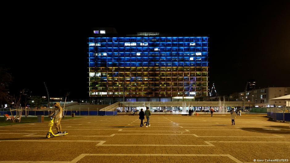 Das Stadthaus von Tel Aviv leuchtet in den Farben der Ukraine; Foto: Amir Cohen/REUTERS
