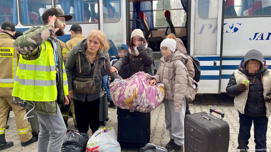 توافد اللاجئين إلى بولندا هاربين من أتون الحرب الروسية على أوكرانيا. Polen Ankunft Gefluechtete aus Ukraine Foto DW
