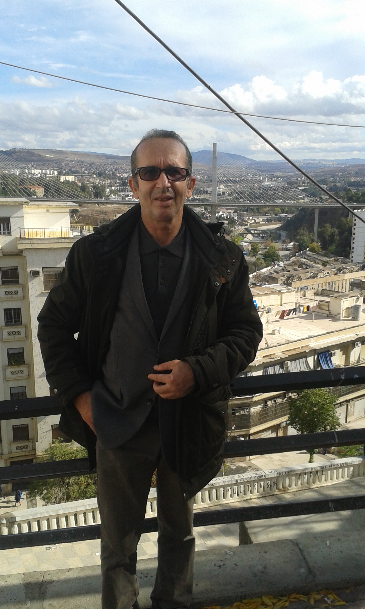 الكاتب الجزائري إبراهيم مشارة. Algirischer Autor Brahim Mechara  in Constantine Stadt in Algerien Foto Privat