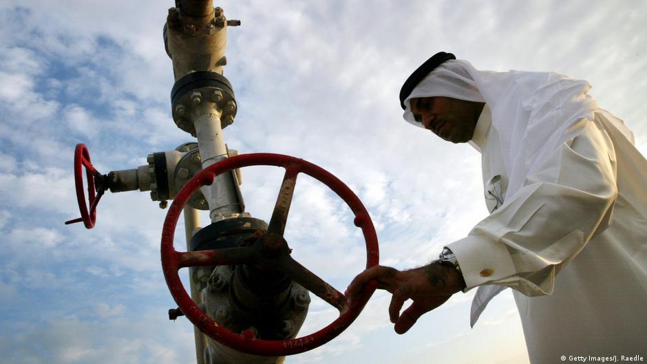 صورة رمزية لإنتاج النفط العربي - الموقع: البحرين. Symbolic image of Arab oil production; location: Bahrain (photo: Getty Images)