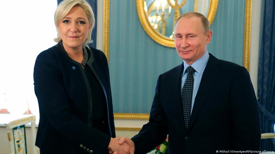 Die französische Rechtspopulistin Marine Le Pen und Wladimir Putin; Foto: Mikhail Klementiev/AP/picture-alliance