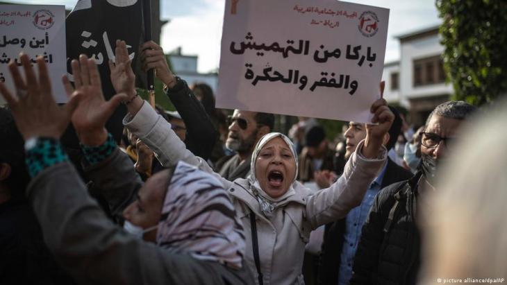 Demonstrationen in der marokkanischen Hauptstadt Rabat gegen hohe Lebensmittelpreise und Versagen der neuen Regierung. Auf den Plakaten fordern die Demonstranten ein Ende der Marginalisierung der Armen, Freiheit und Soziale Gerechtigkeit; Foto: picture alliance/dpa/AP 