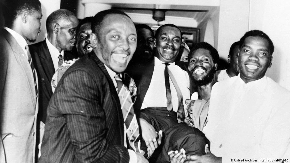 Julius Nyere (Mitte) wird der erste Präsident nach der Unabhängigkeit Tansanias 1961; Foto: United Archives International