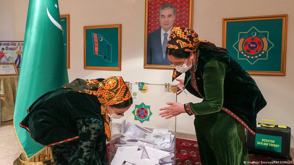 الانتخابات الرئاسية في تركمانستان  - صورة الرئيس - فرز الأصوات في العاصمة عشق أباد. Turkmenistan Präsidentschaftswahlen Präsident per Porträt mit dabei Stimmenauszählung in der Hauptstadt Aschgabat FOTO IMAGO