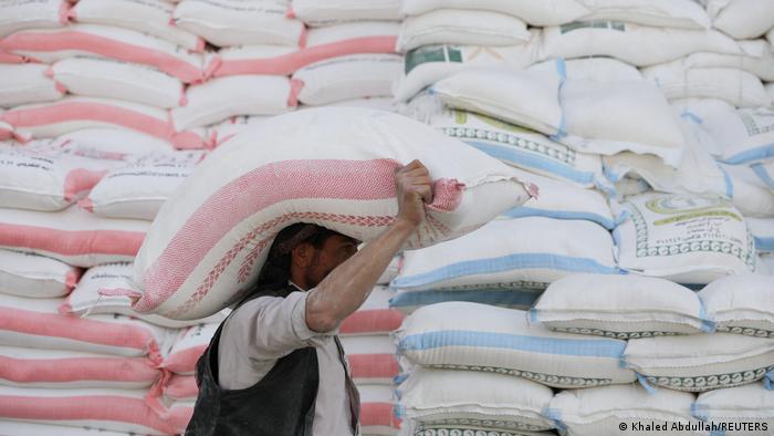 Ein Arbeiter trägt einen Sack mit Weizenmehl vor einem Lebensmittelgroßhandel in Sanaa, Jemen