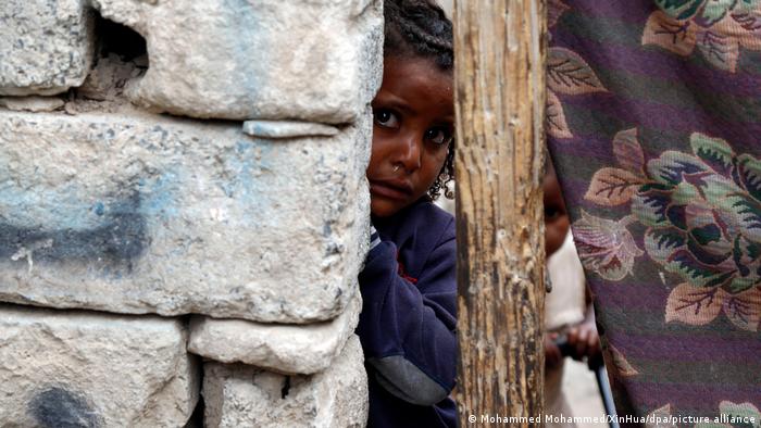 Ein kleines Mädchen in einem jemenitischen Slum