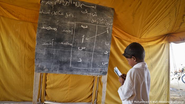 Jemenitische Kinder setzen den Unterricht in Zelten fort, da die meisten Schulen durch den Bürgerkrieg beschädigt wurden oder eingestürzt sind
