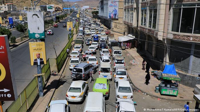 Fahrzeugschlange an einer Tankstelle in der jemenitischen Hauptstadt Sanaa am 9. März 2022 angesichts der Treibstoffknappheit