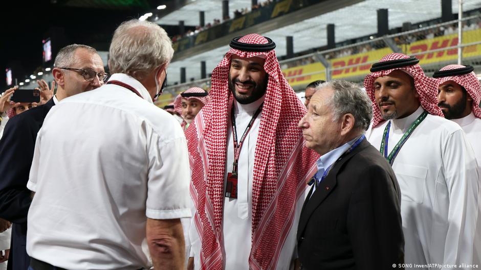 الأمير محمد بن سلمان ومسؤولون سعوديون مع جيان تودت. سجل حقوق الإنسان للملكة يضع فورمولا 1 في موقف محرج!