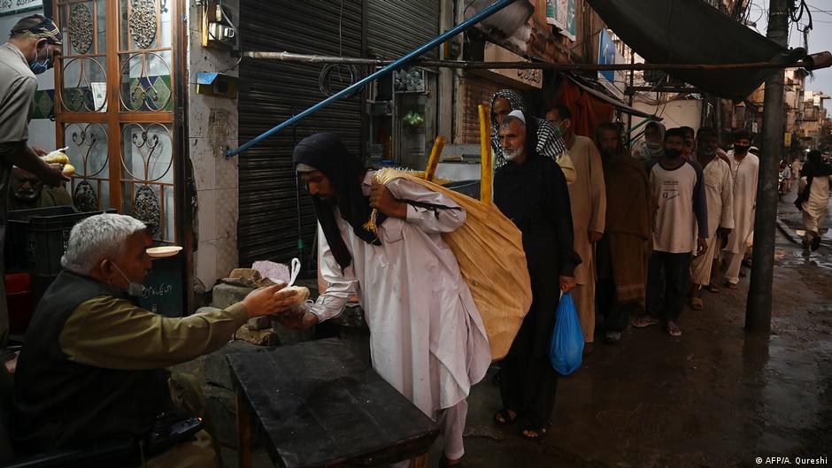 Essausausgabe an Bedürftige in Pakistan; Foto: AFP/A.Qureshi