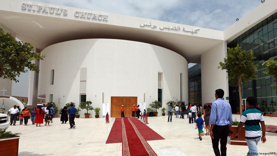 كنيسة القديس بولس الكاثوليكية في أبو ظبي. Die katholische Bischofskirche in Abu Dhabi; Foto: Getty Images/AFP