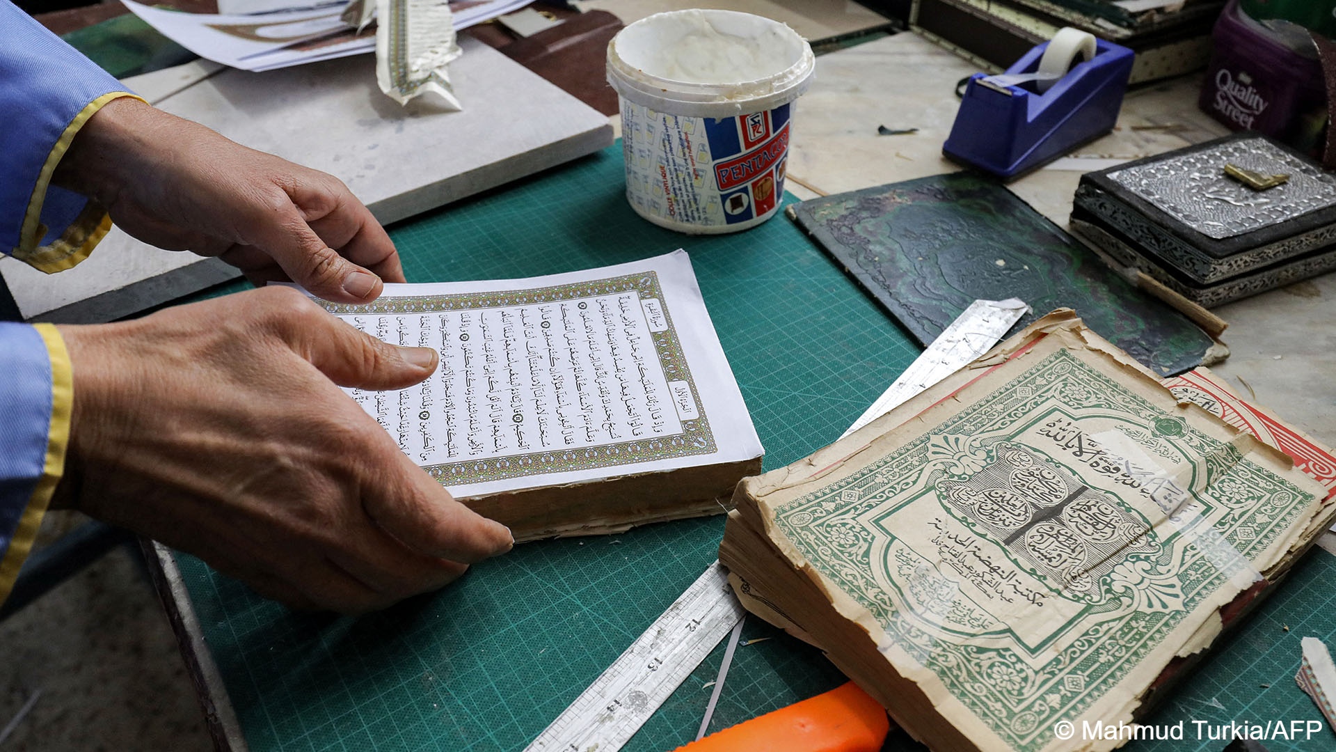  A workshop in Tripoli allows Libyans to revive copies of the Koran with sentimental value, often passed on to them by loved ones (photo: Mahmud Turkia/AFP) 