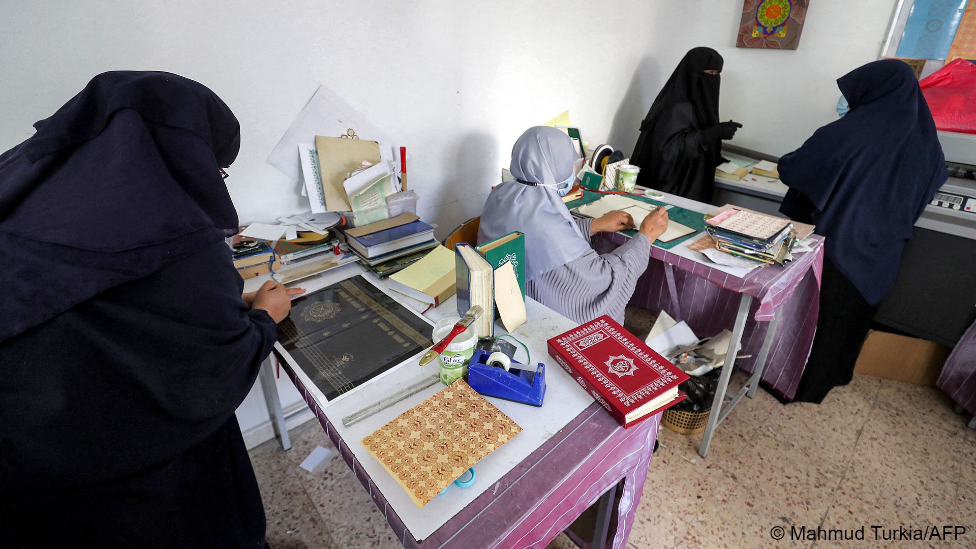  Women have increasingly become involved in the restoration of Korans in Libya, even holding training workshops to teach blind women how to restore copies (photo: Mahmud Turkia/AFP) 