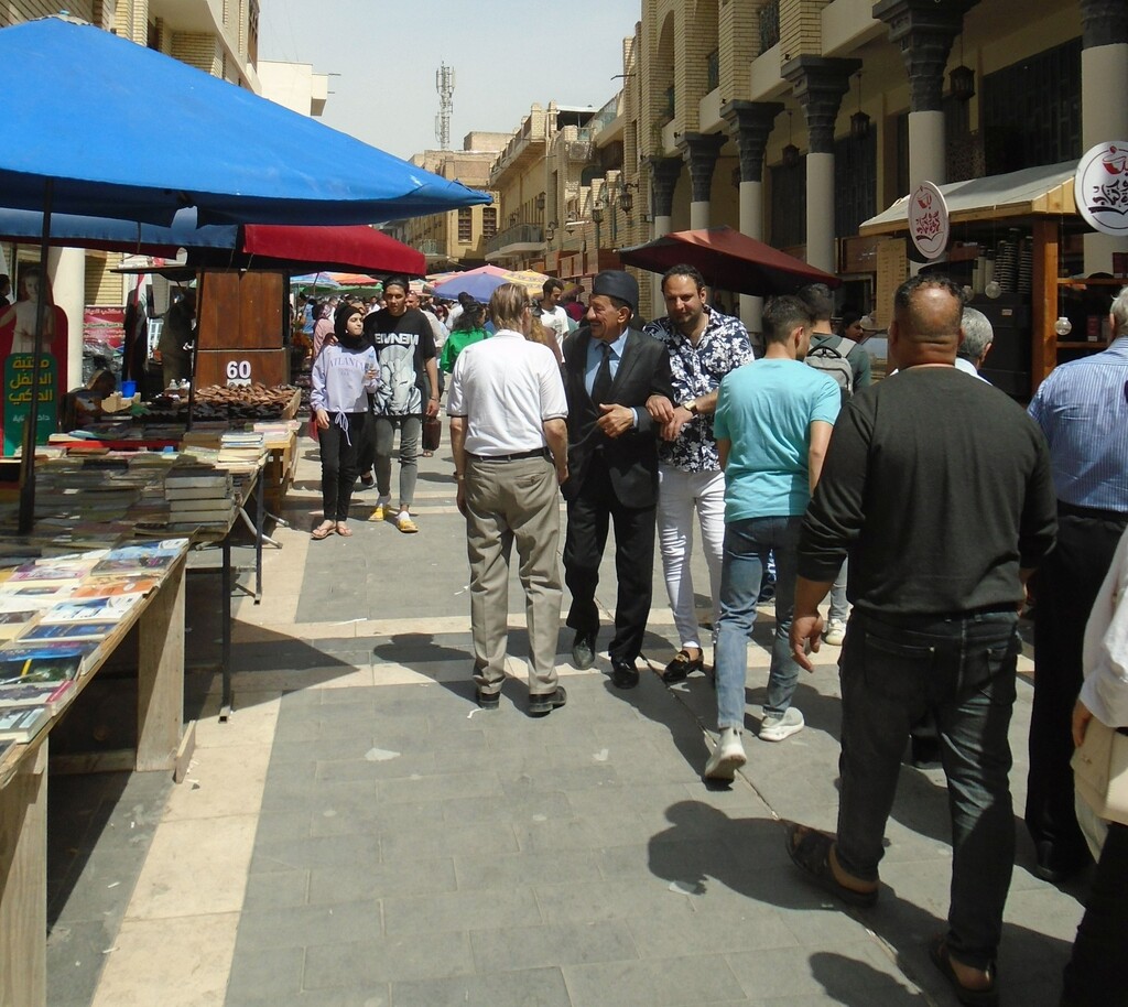 العراق - يلتقي الناس أيَّام الجمعة في شارع المتنبِّي ببغداد. Mutanabi-Straße in Bagdad; Foto: Birgit Svensson