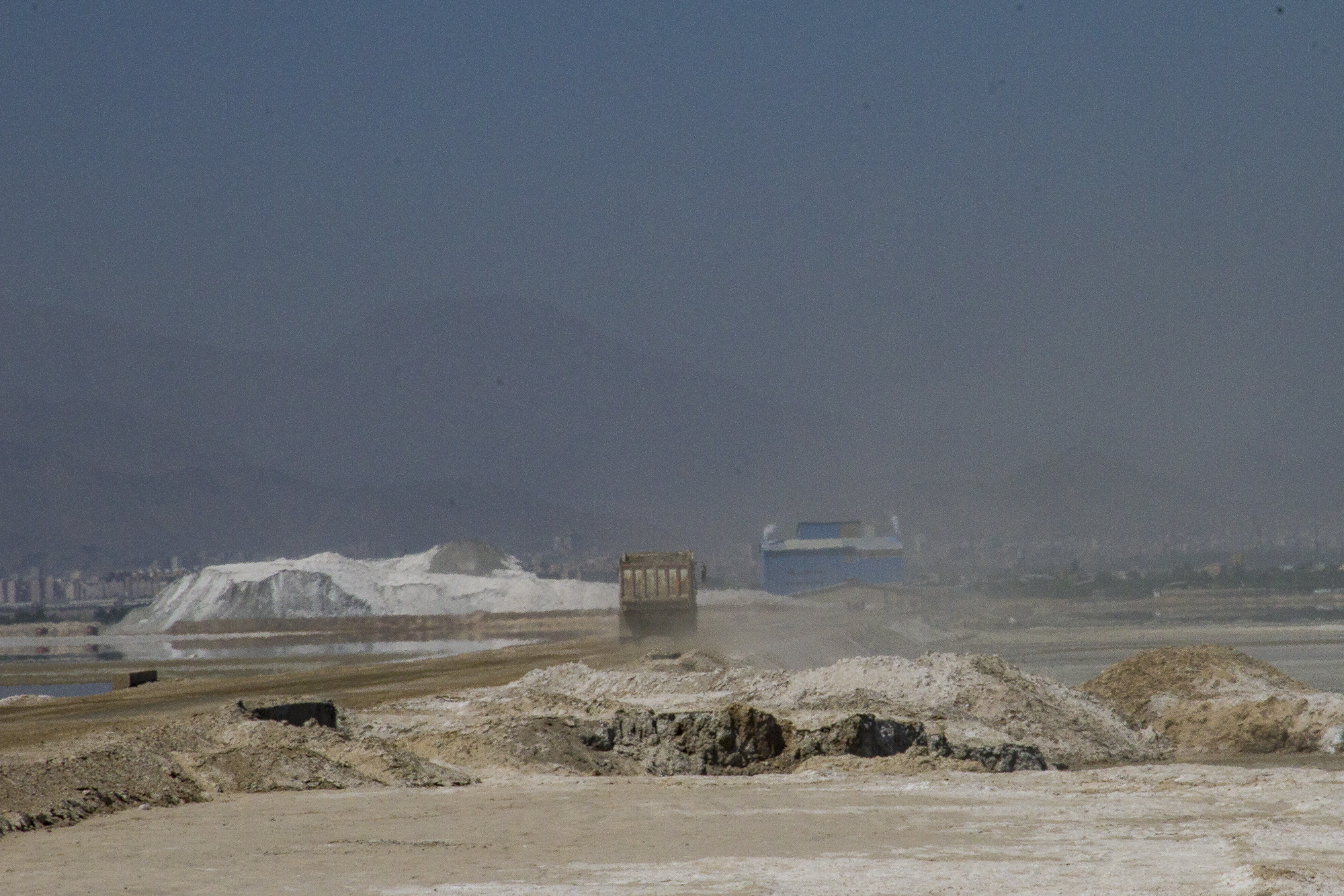Mining activities; white mound of salts visible in the background (photo: Qantara)