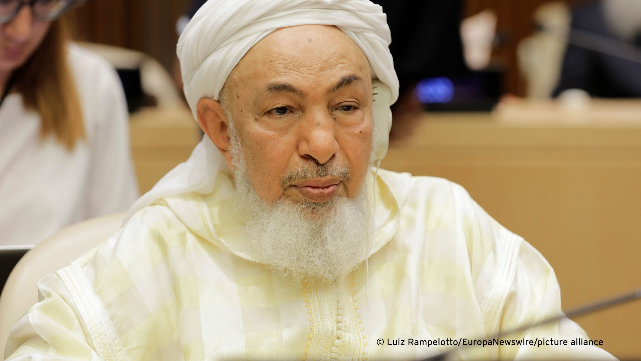 Der in Mauritanien geborene, in Abu Dhabi lebende islamische Rechtsgelehrte Sheikh Abdullah bin Bayyah (Foto: EuropaNewsWire/picture-alliance)