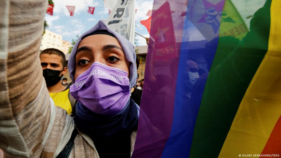 Eine Demonstrantin mit einer Regenbogenflagge bei einem Protest gegen eine Attacke auf ein Büro der  kurdischen Demokratischen Partei der Völker (HDP) und den Mord an einer Mitarbeiterin in Istanbul, Türkei am 17. Juni 2021 (Foto: Reuters/Dilara Senkaya)  
