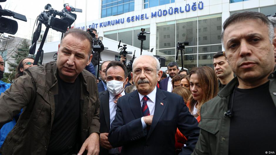 Oppositionsführer Kemal Kilicdaroglu von der CHP, vor der türkischen Fleisch- und Milchbehörde in Ankara, 08.04.2022 (Foto: Demiroren News Agency)