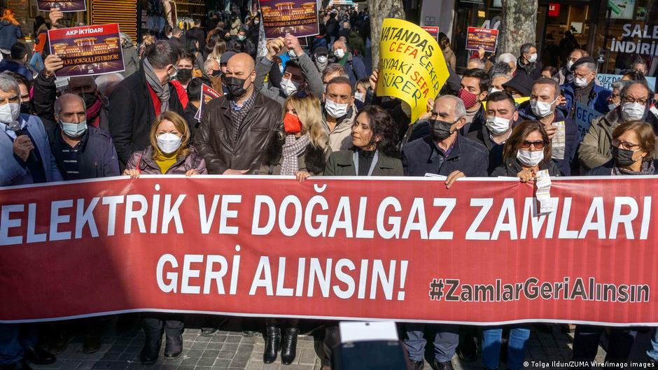 نظم حزب الشعب الجمهوري ومواطنون احتجاجا على ارتفاع فواتير الكهرباء والغاز الطبيعي في منطقة كاديكوي، إسطنبول، تركيا في 12 / 02 / 2022.