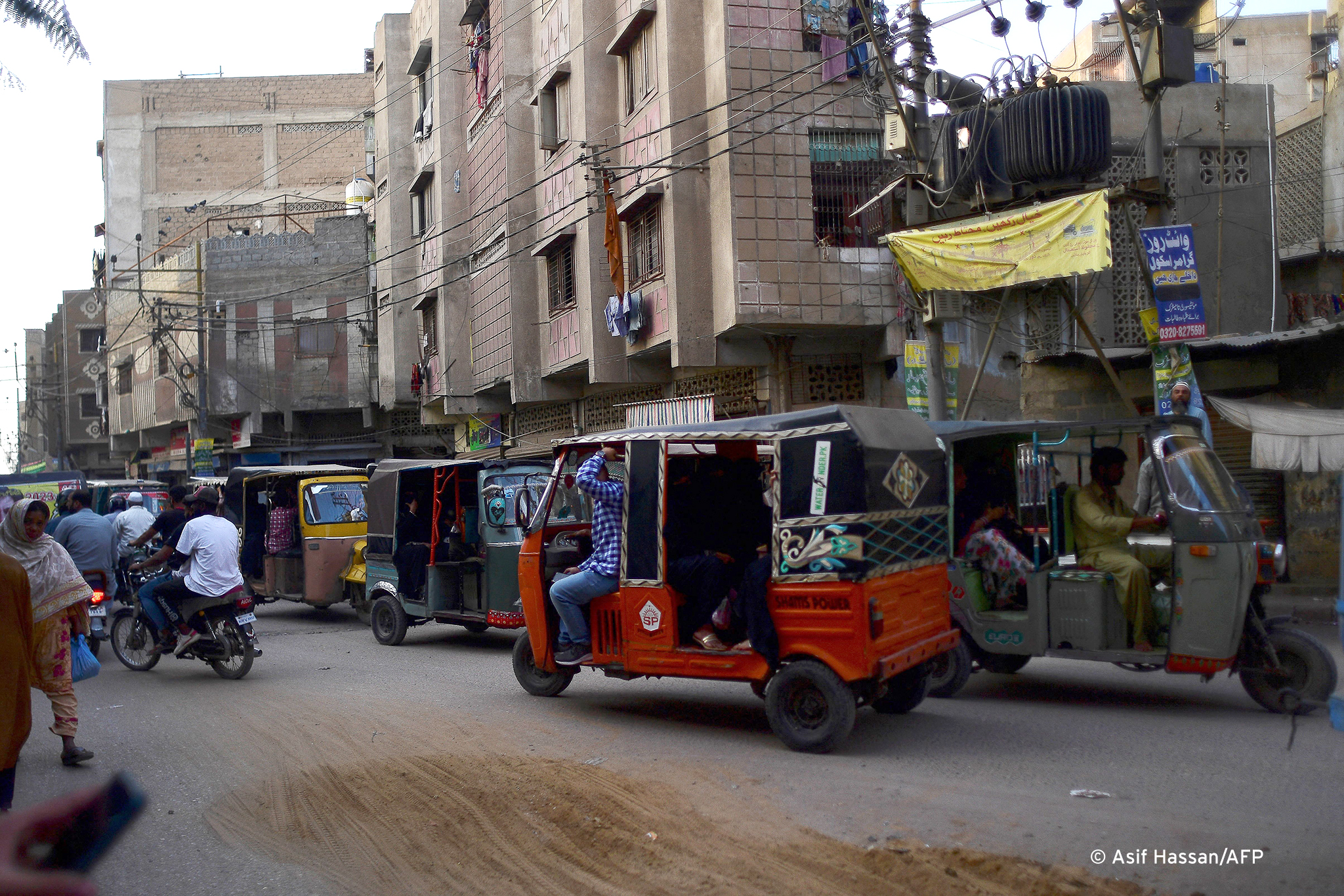 حي لياري في كراتشي الذي نشأت فيه مغنية الراب الشابة المحجبة المنقبة إيفا بي - باكستان. Karachi's Lyari district, where Eva B. grew up (photo: Asif Hassan/AFP)